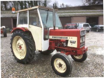 International 453 - Farm tractor
